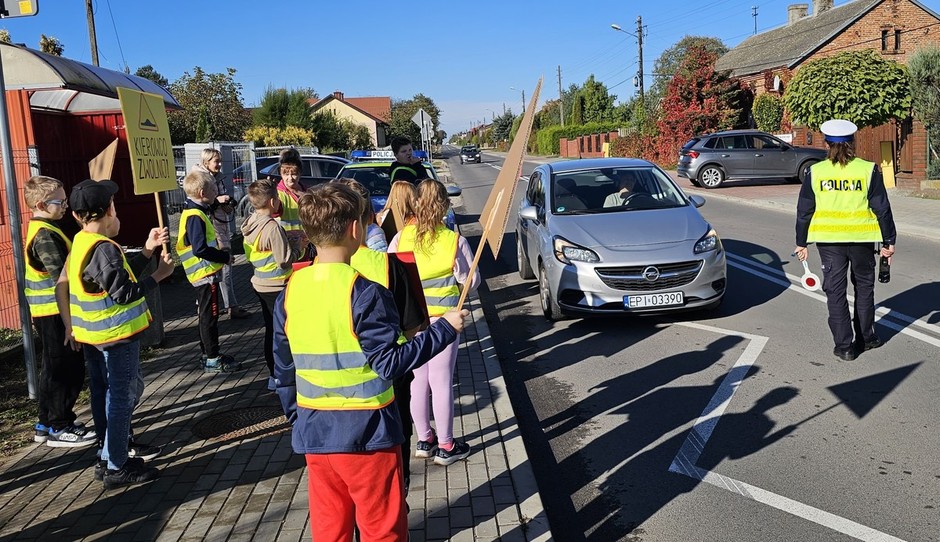 Policjanci z "drogówki przeprowadzili nietypową akcję. Rozdawali owoce