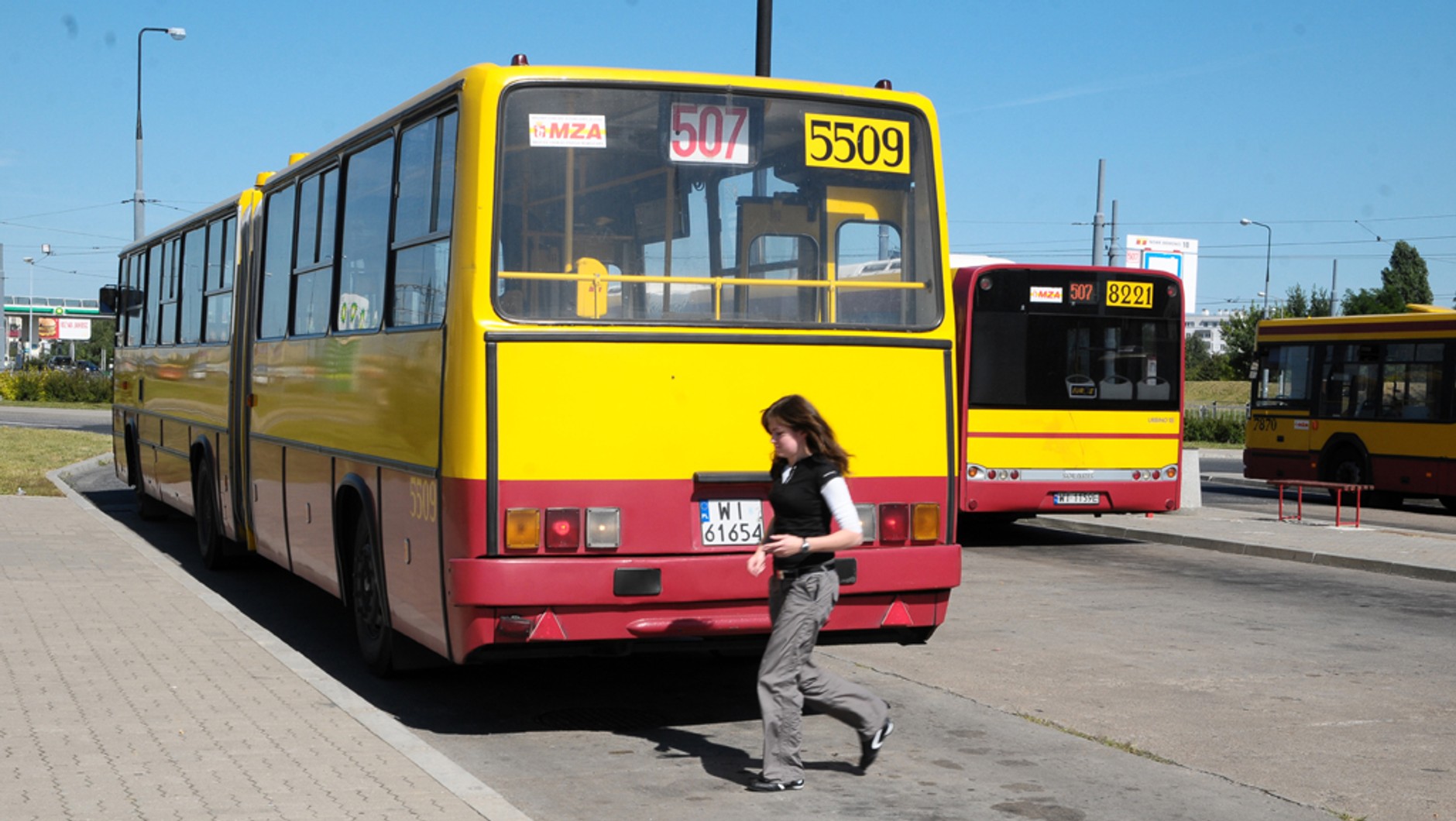 Jak bezpiecznie cofać i parkować?