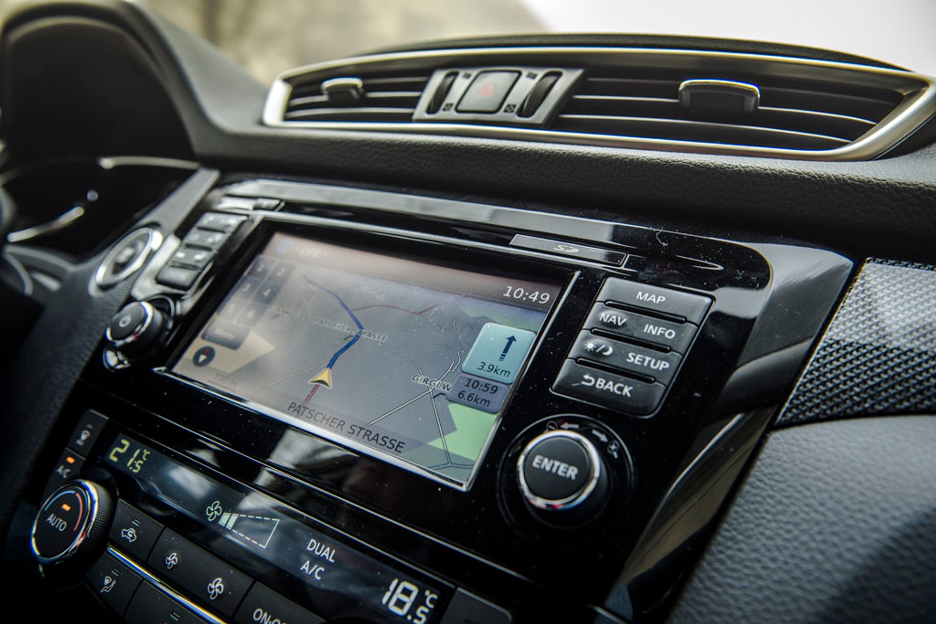 Nissan X-trail jeździ po lodzie