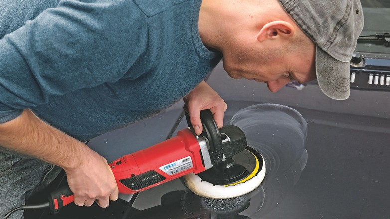 Błędy przy polerowaniu lakieru: tak możesz zniszczyć auto!