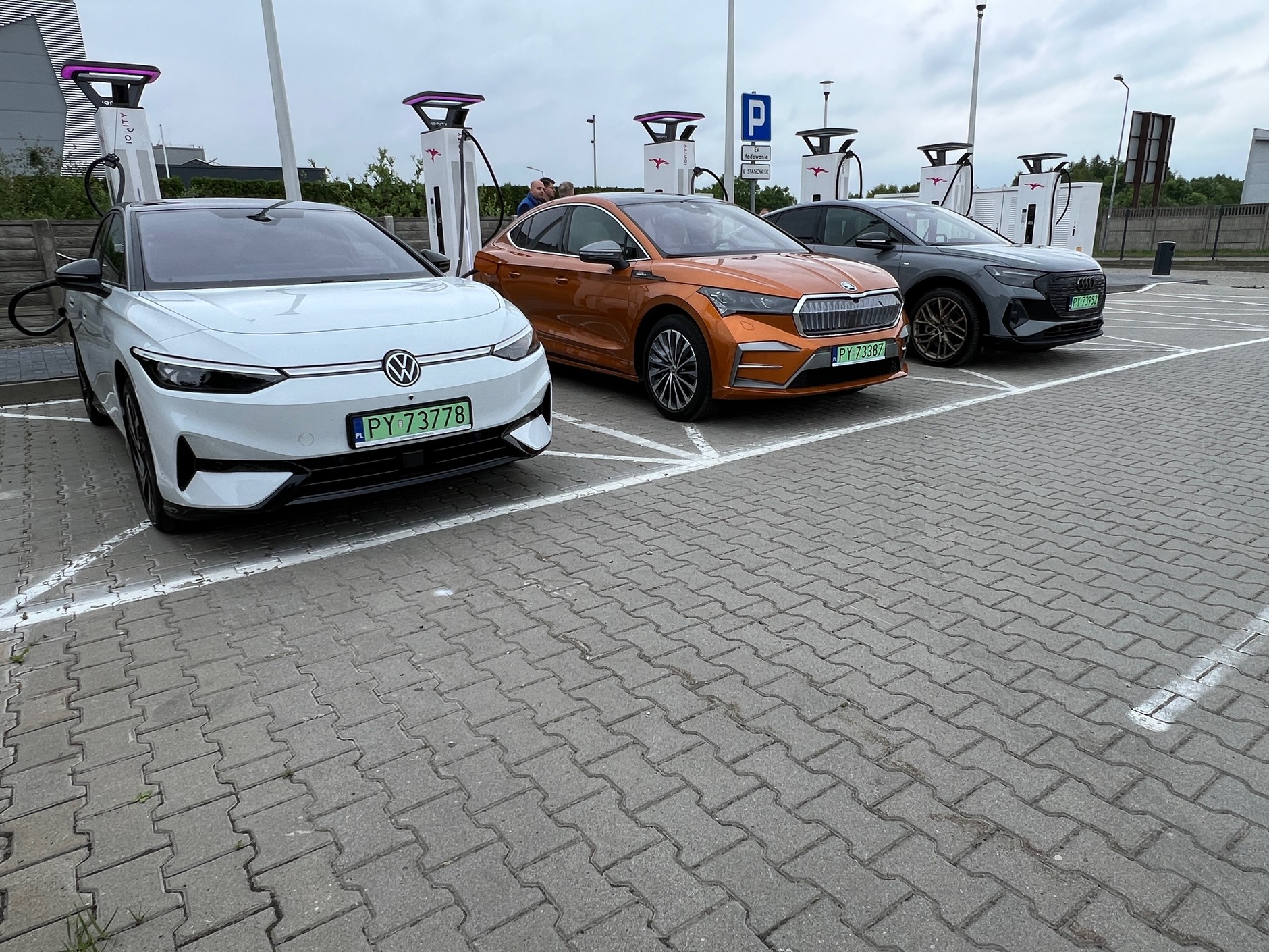 Porównanie kosztów przejazdu samochodami elektrycznymi i spalinowym