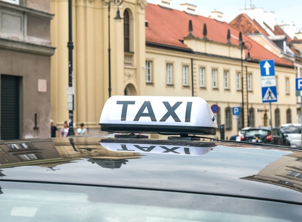 Złodziejskie stawki za przewóz uchodźców. Kierowcy mówią o "mafii taksówkarskiej"