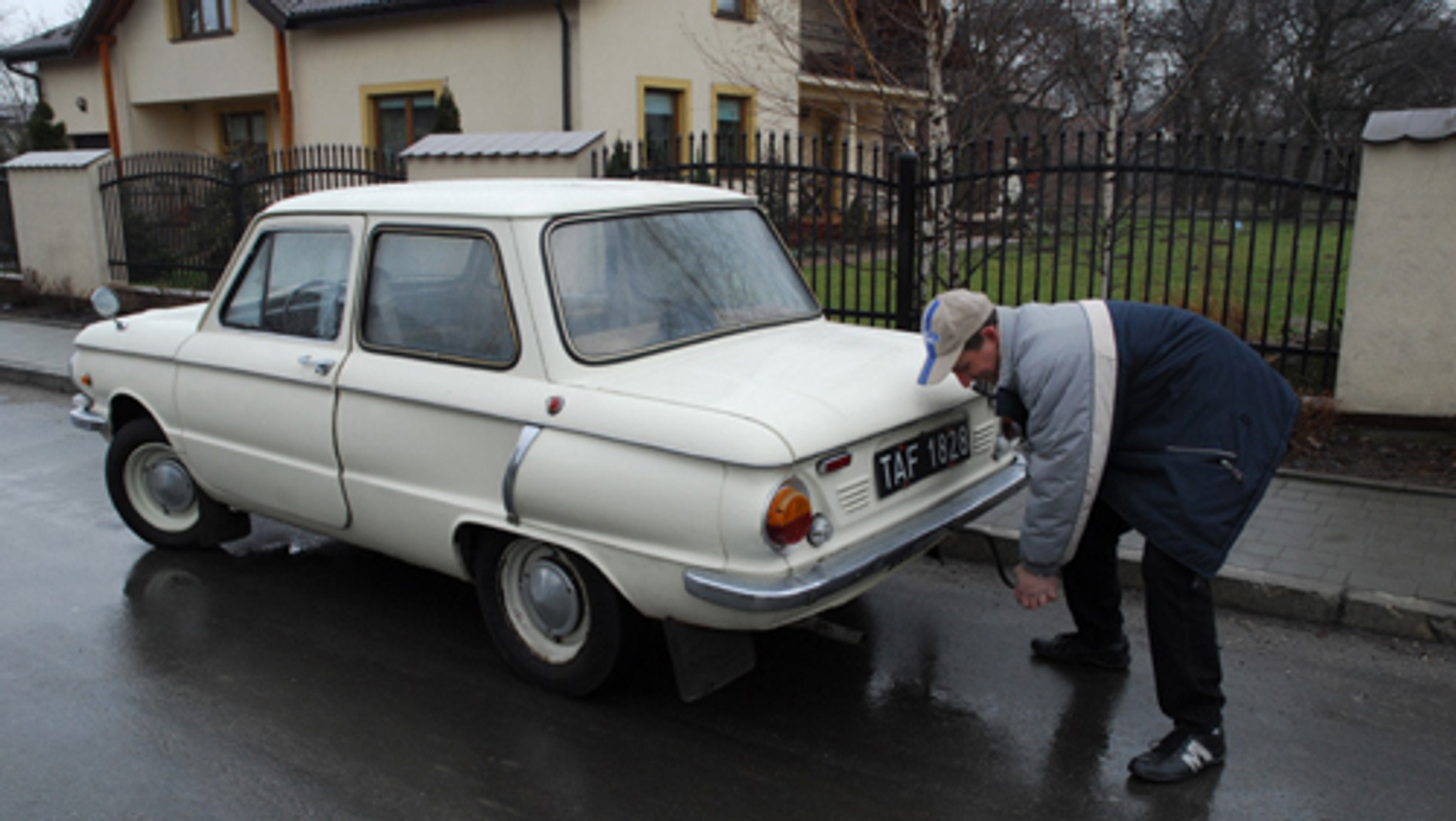 Zaporożec ZAZ-968 - to prawdopodobnie ostatnie europejskie auto osobowe, które można było odpalić na korbę (na zdjęciach wcześniejsza wersja z lat 70.)