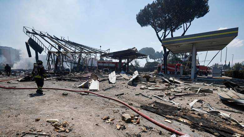 Zniszczona stacja paliw w Rzymie