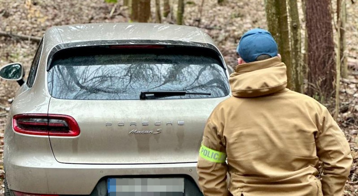 W środku lasu stało Porsche. Policjanci szukają sprawców