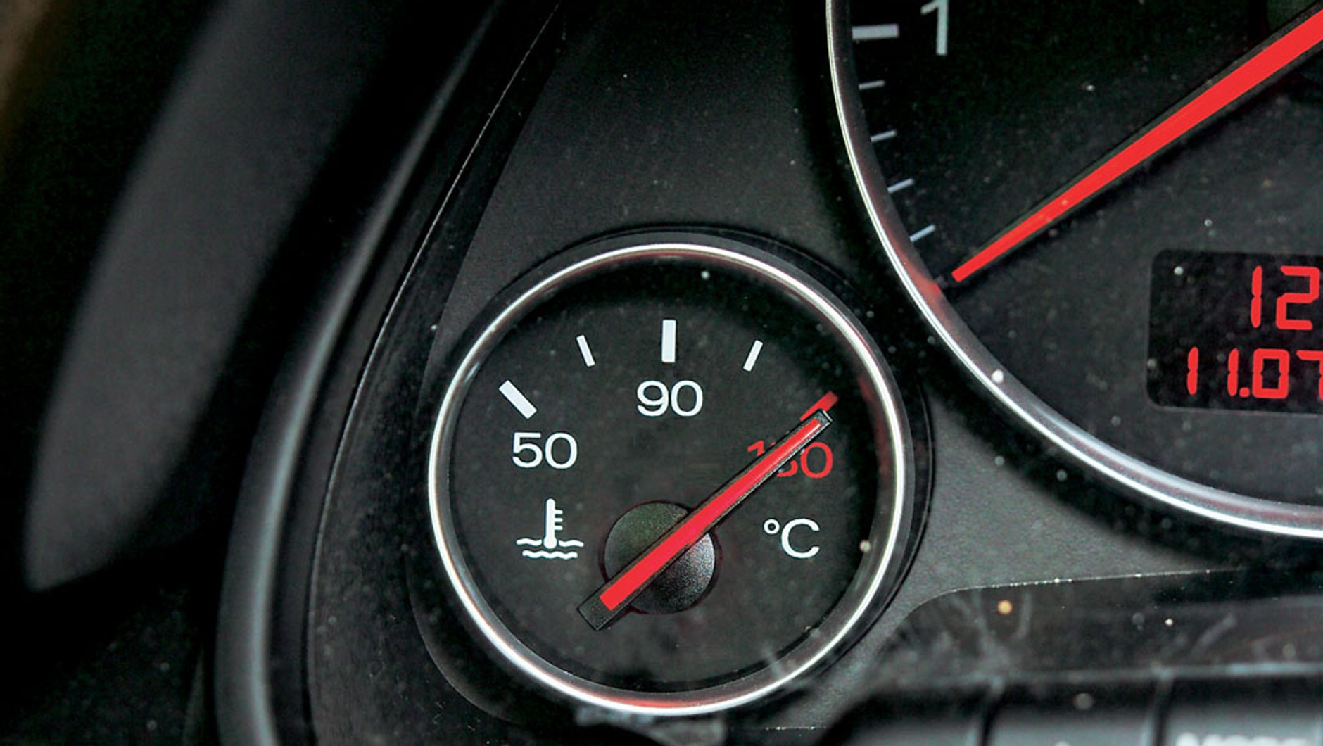 Zgaś silnik, jeśli wskaźnik temperatury wchodzi głęboko na czerwone pole. Motor może się przegrzać w kilka sekund