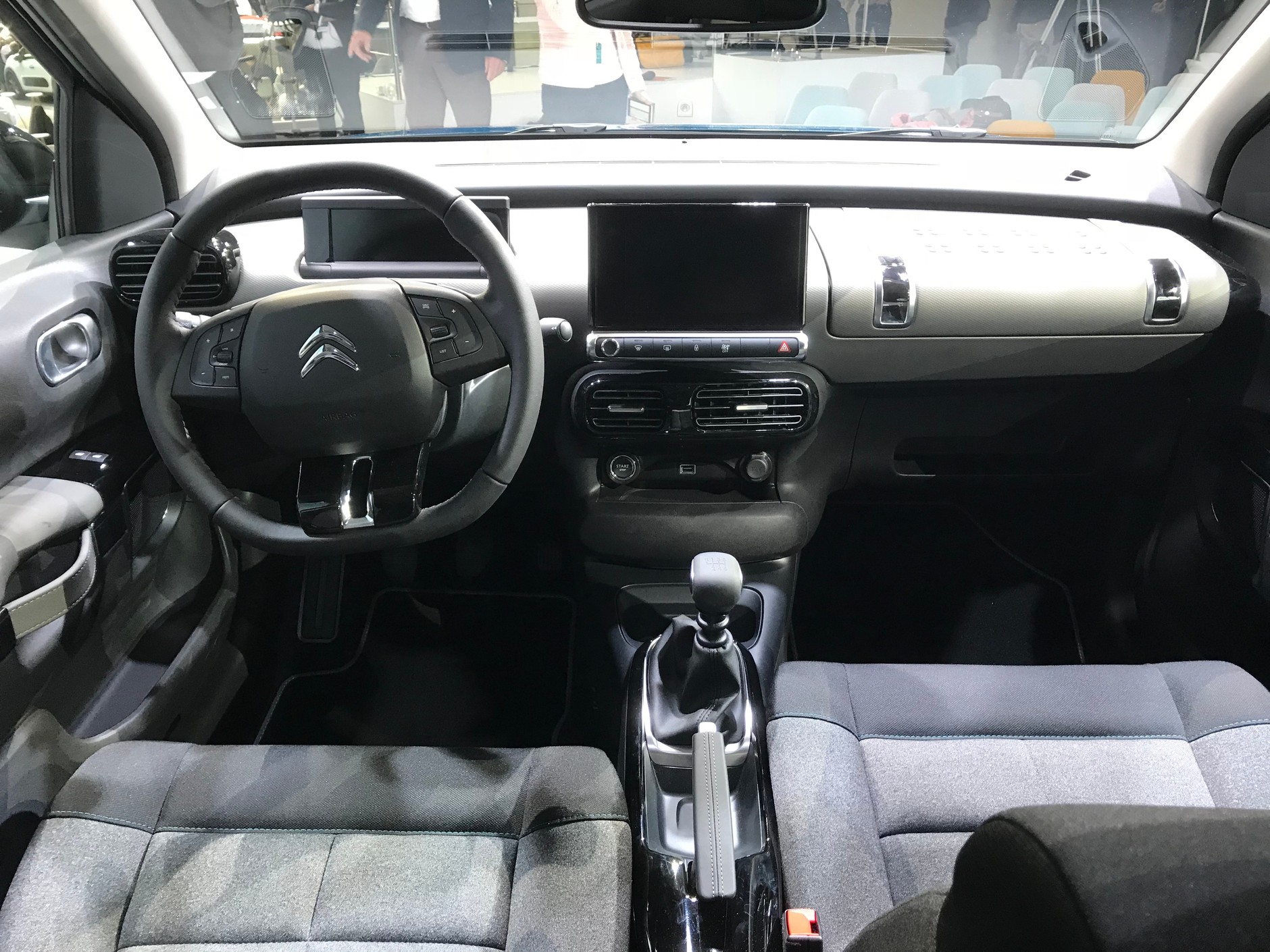 Zmodernizowaną deskę odsunięto od kierowcy i pasażerów, by zyskać więcej miejsca. Citroen C4 Cactus