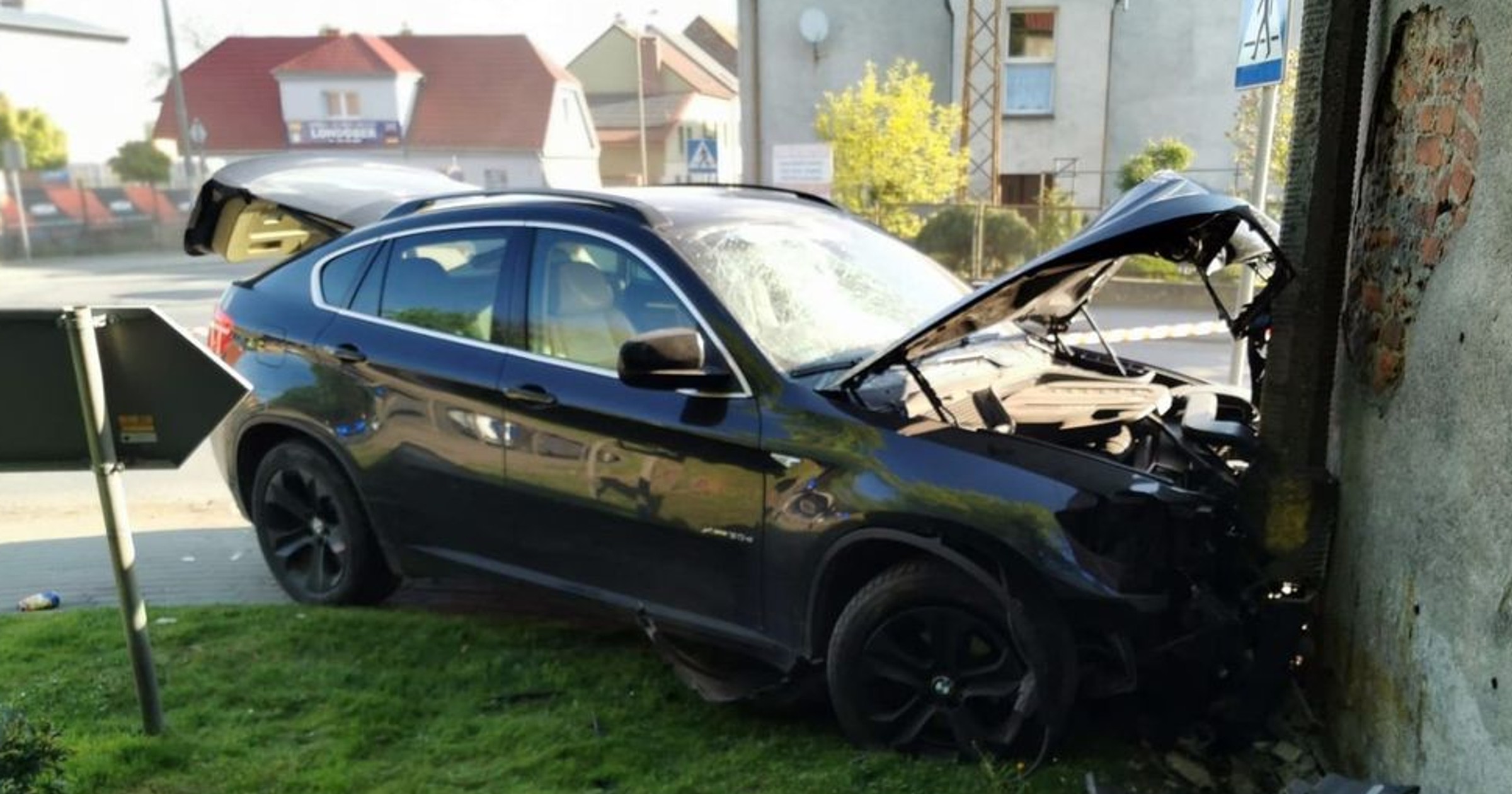Rozbił kradzione BMW, uciekł, a potem zgłosił się na policję