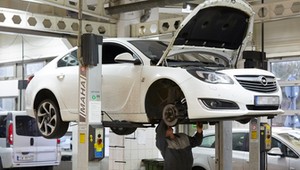 Kierowcy zostawiają w serwisach majątek. Z niektórych napraw rezygnują