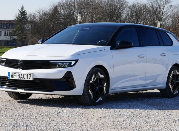 Koniec świata blisko. Biały Opel Astra kombi to jedno z fajniejszych aut, którymi jeździłem