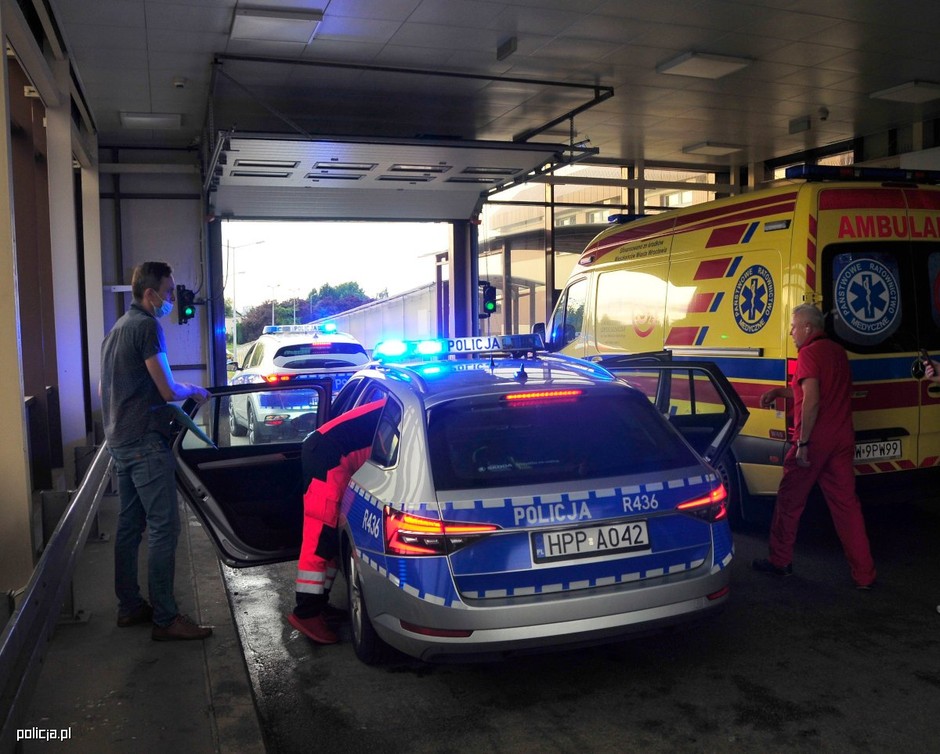 Radiowóz w szpitalu