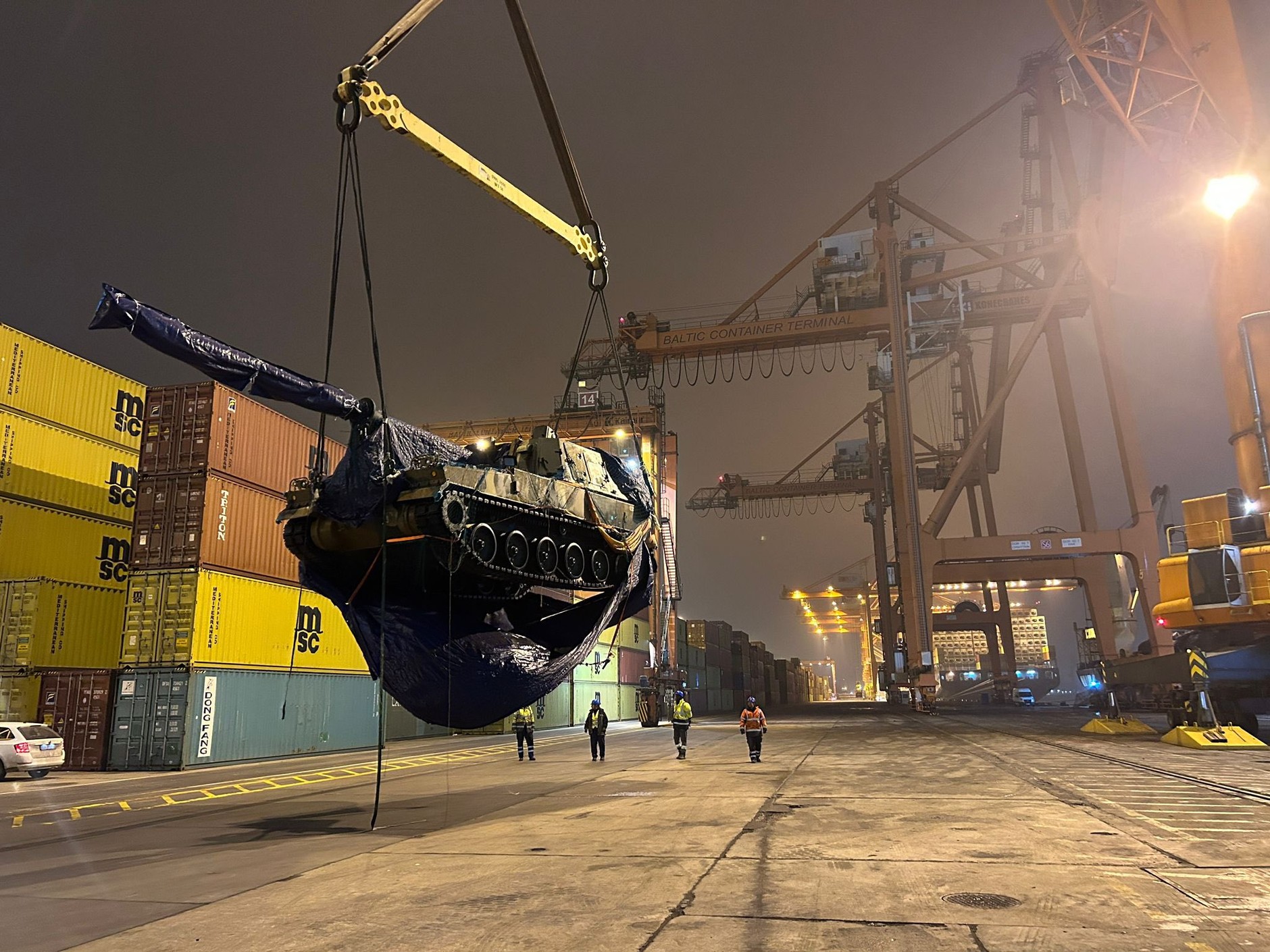 Nocny rozładunek koreańskich czołgów K2 w porcie w Gdyni