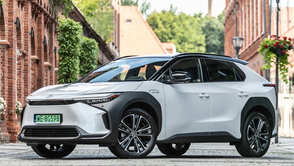 Toyota wyprzedaje bZ4X i przypomina o gwarancji na milion kilometrów