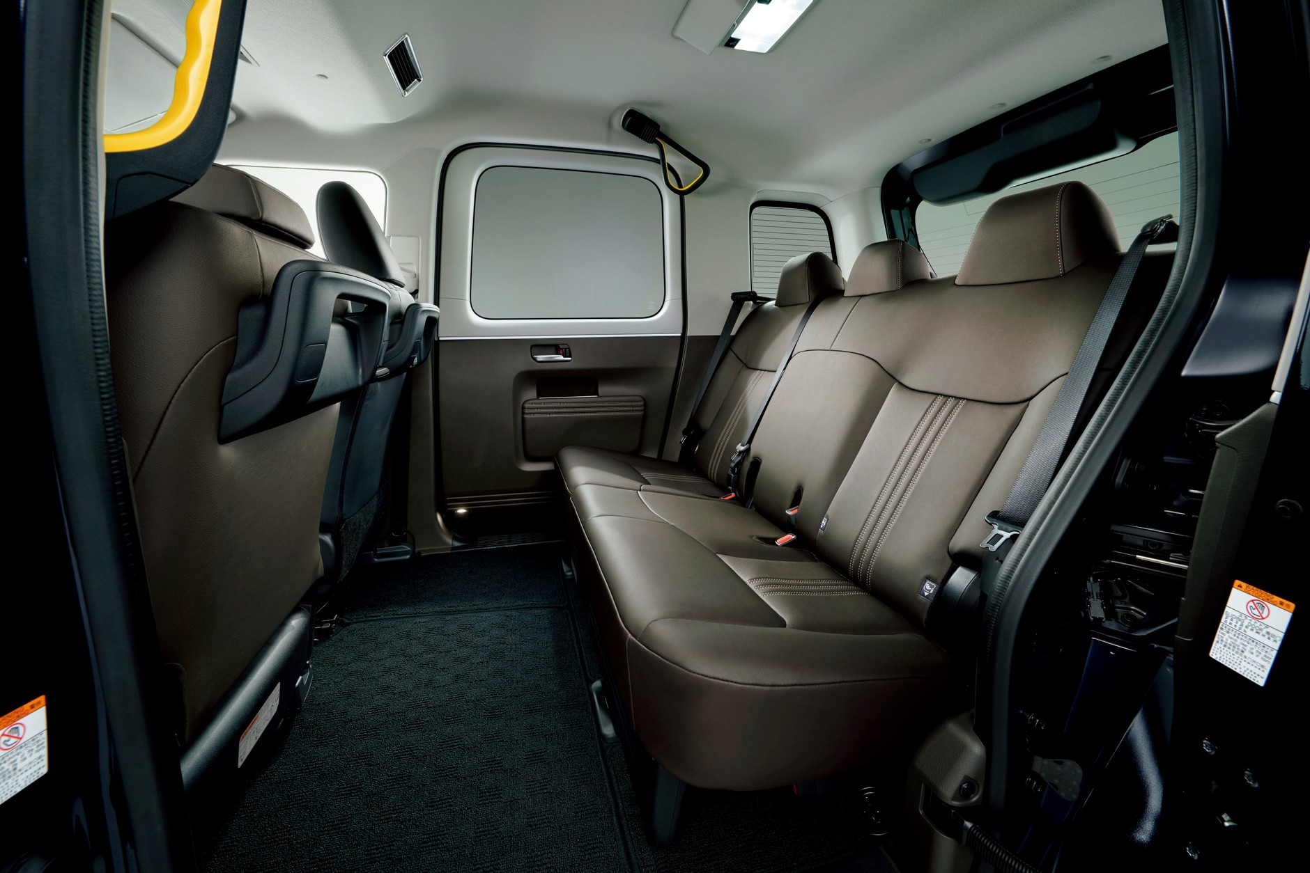 We wnętrzu zadbano o podświetlenie pasów bezpieczeństwa, osobną regulację klimatyzacji i podgrzewania foteli. Toyota JPN Taxi