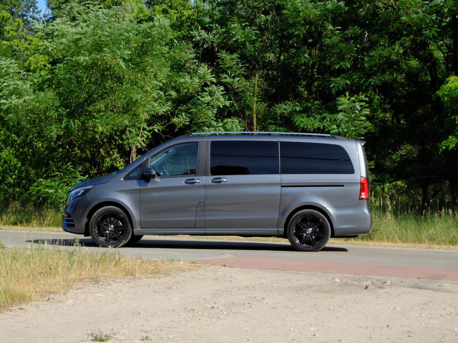 Mercedes V 300d 4MaticL: wersja długa (czyli średnia, albo jak kto woli: środkowa) to kompromis pomiędzy przestrzenią na bagaż a łatwością parkowania w mieście