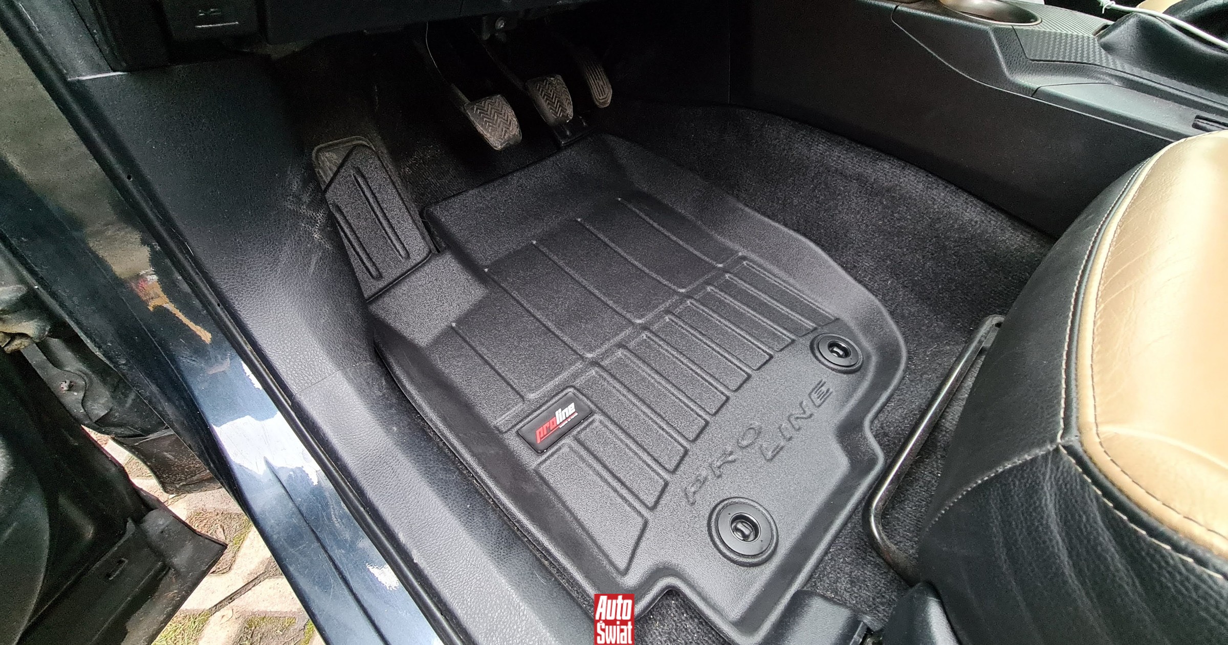 Prosty sposób na czyste dywaniki samochodowe. Tak działa metoda z octem