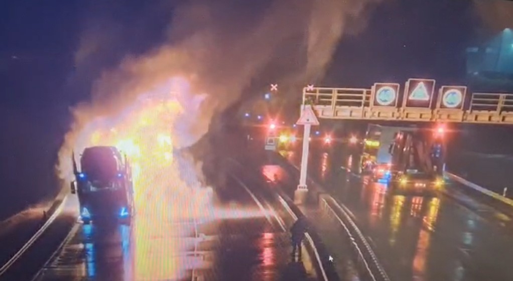 Polski kierowca wyjechał z tunelu płonącą lawetą
