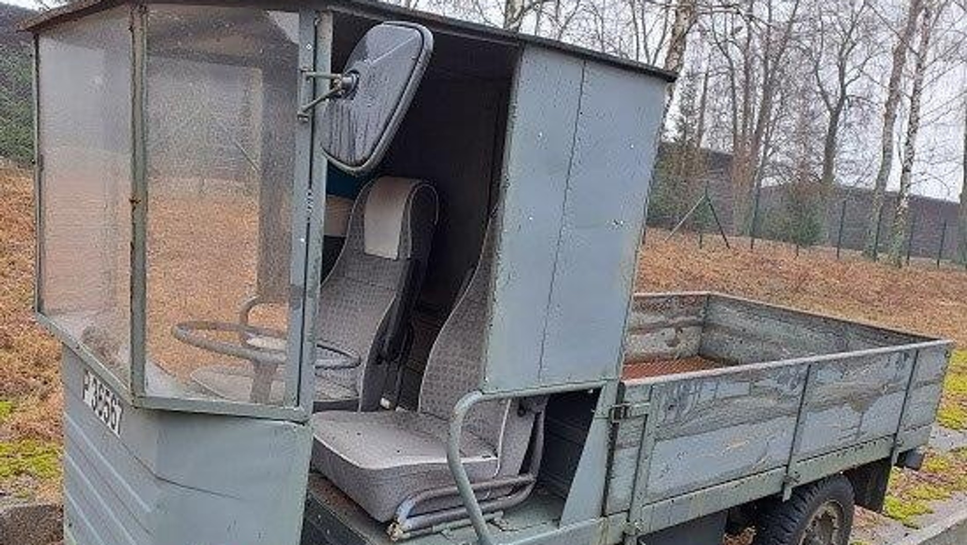 Wózek akumulatorowy po wojskowym tuningu – niuetypowy daszek i "sportowe" fotele. Paka większa niż w Tesli CyberTruck.