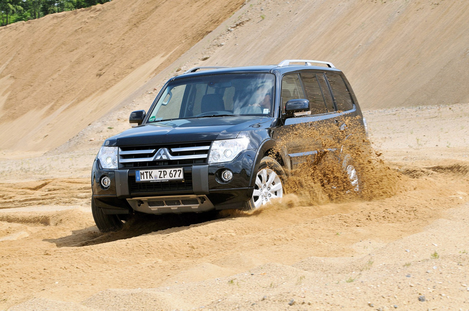 Luksusowe terenówki na wszelki wypadek: Mitsubishi Pajero kontra Toyota Land Cruiser, Land Rover Discovery i Nissan Pathfinder