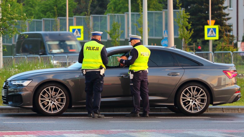 Policjanci kontrolujący kierowcę. Zdjęcie ilustracyjne