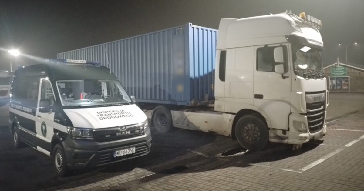 Kontrola ciężarówki z wyświetlaczami LED za szybą