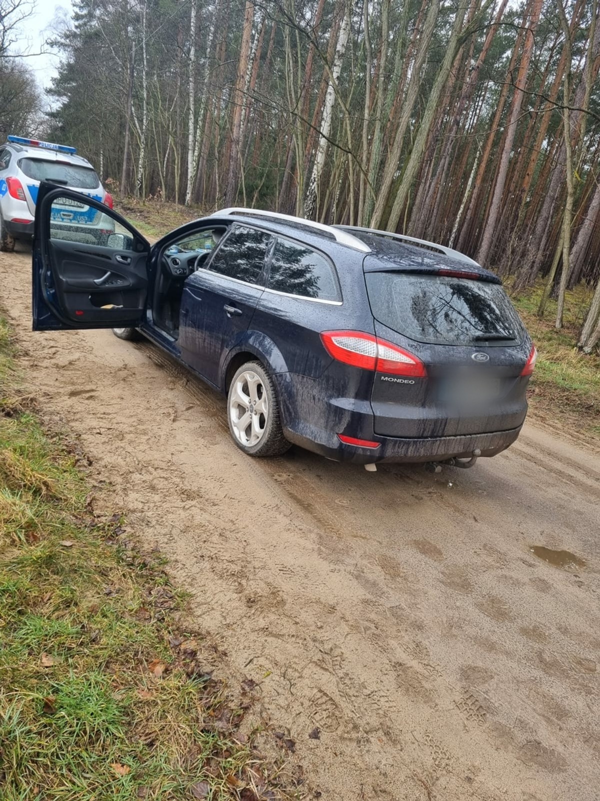 Samochód, którym uciekał pijany 49-latek.