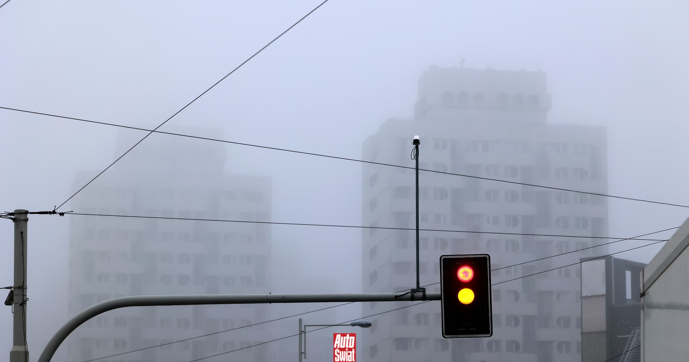 Jak bezpiecznie prowadzić samochód w trudnych warunkach pogodowych? Mamy praktyczne wskazówki