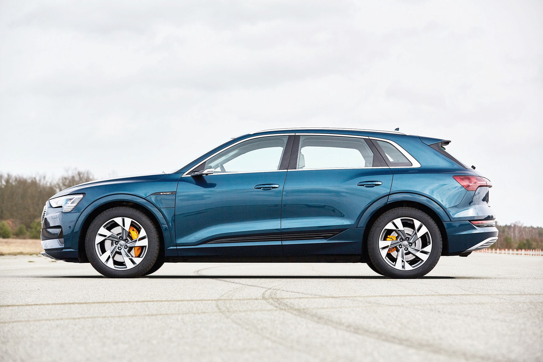 Tesla Model X kontra Audi e-tron - które elektryczne auto będzie lepszym wyborem?