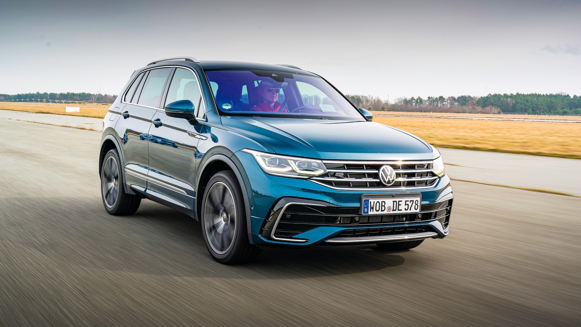 Volkswagen Tiguan II. Druga generacja, debiutująca w 2016 r., stała się bardziej lifestylowa, karoserię wyraźnie wygładzono. Dzielność terenowa zeszła na dalszy plan.