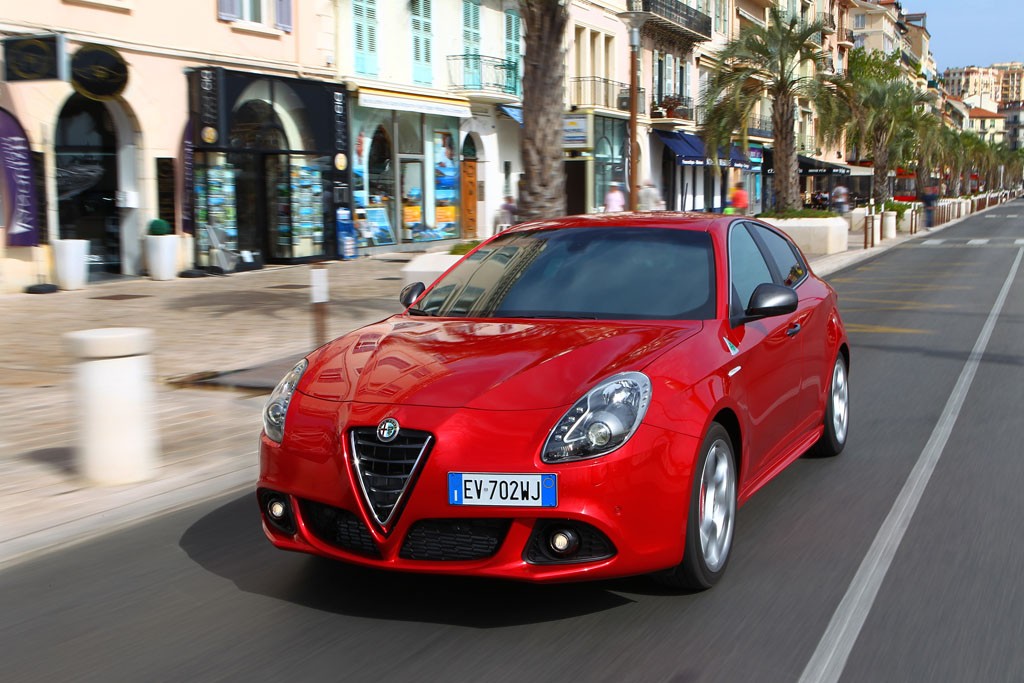 Emblemat z czterolistną koniczyną ma przypominać o sportowych sukcesach Alfy. Symbol był używany jeszcze przed wojną