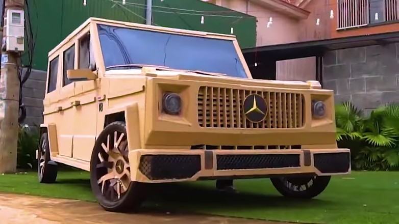 Jeżdżąca replika Mercedesa klasy G, wykonana ze śmieci i złomu