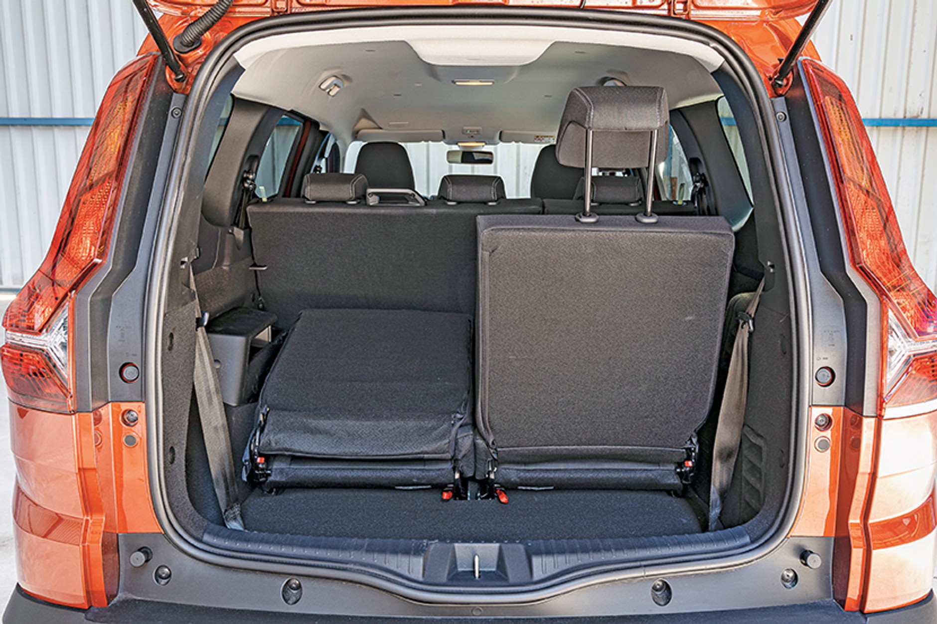 Dacia Jogger: w wersji 7 miejscowej trzeci rząd siedzeń zabiera mnóstwo miejsca, także po złożeniu.