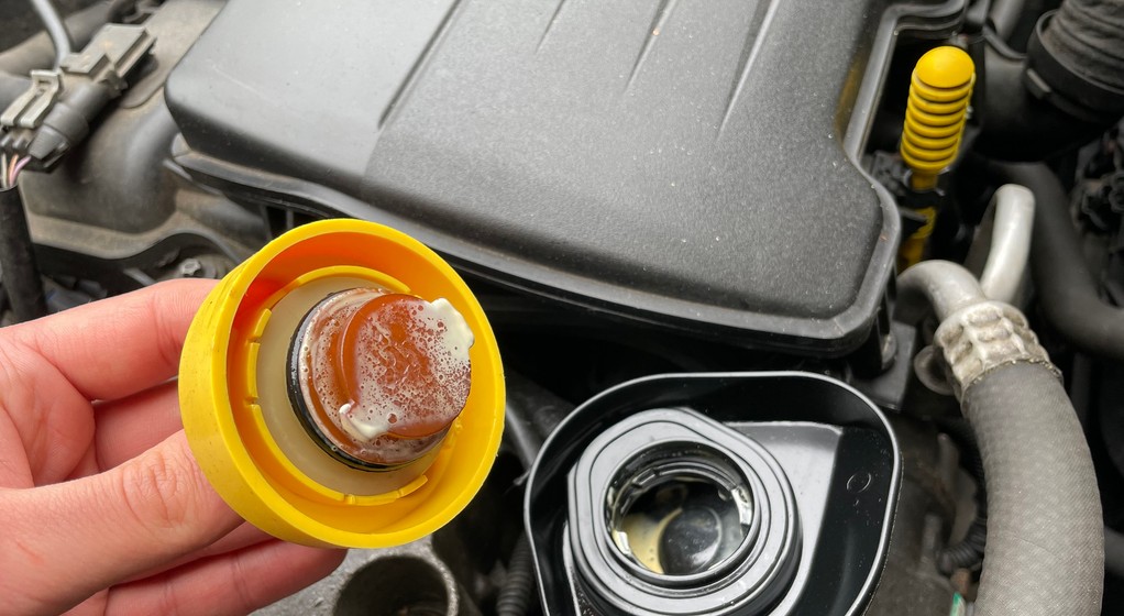 "Majonez" pod korkiem wlewu oleju