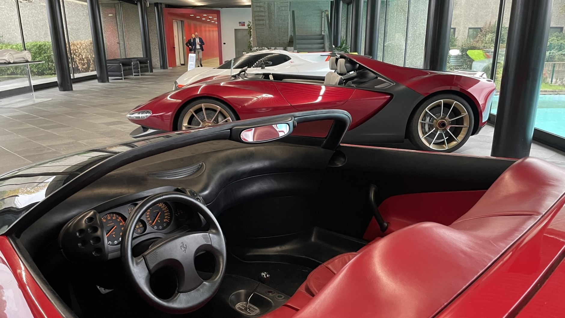 Wnętrze Ferrari Mythos, w tle Sergio, a kilka sal dalej nowa Izera