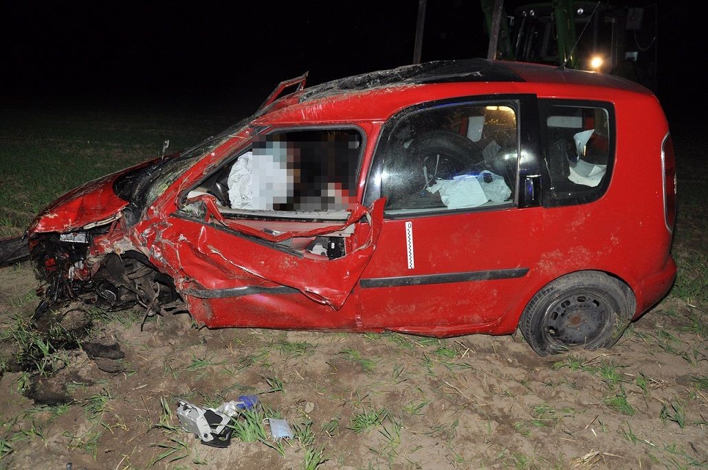 Zjechał na przeciwny pas i zderzył się z Audi. Skoda dachowała