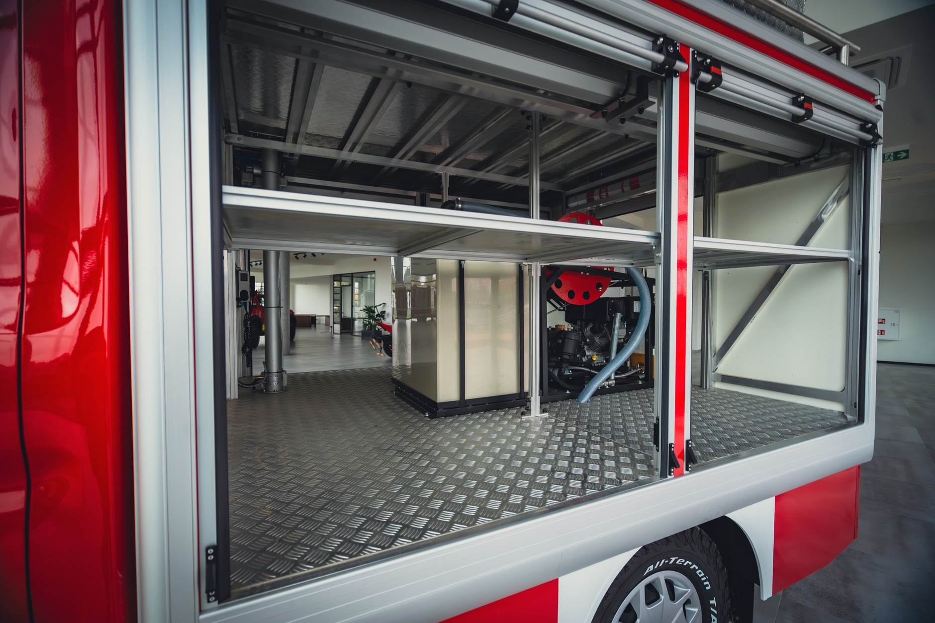 Ford Transit z podwójną kabiną i zabudową kontenerową dla Straży Pożarnej