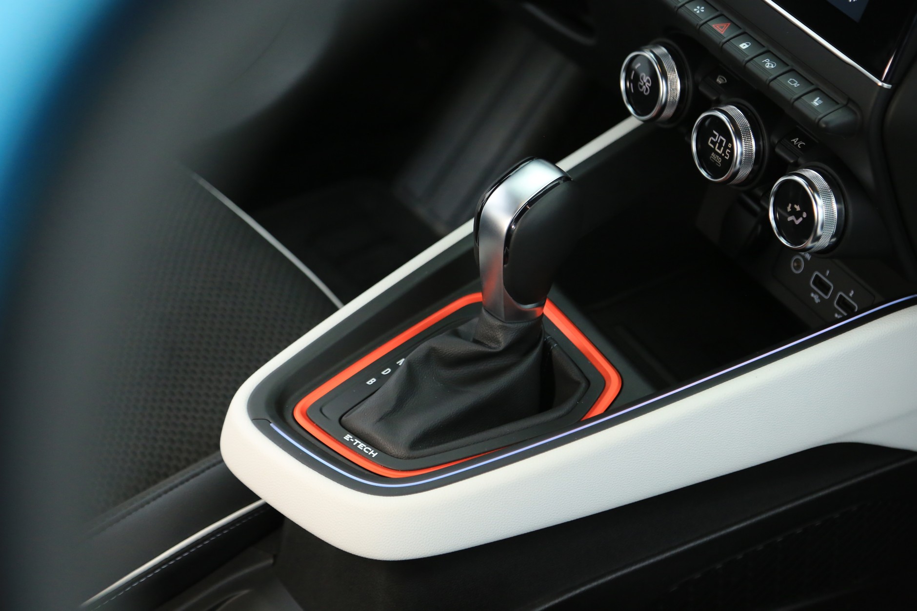 Ford Fiesta 1.0 EcoBoost Hybrid vs. Renault Clio E-Tech