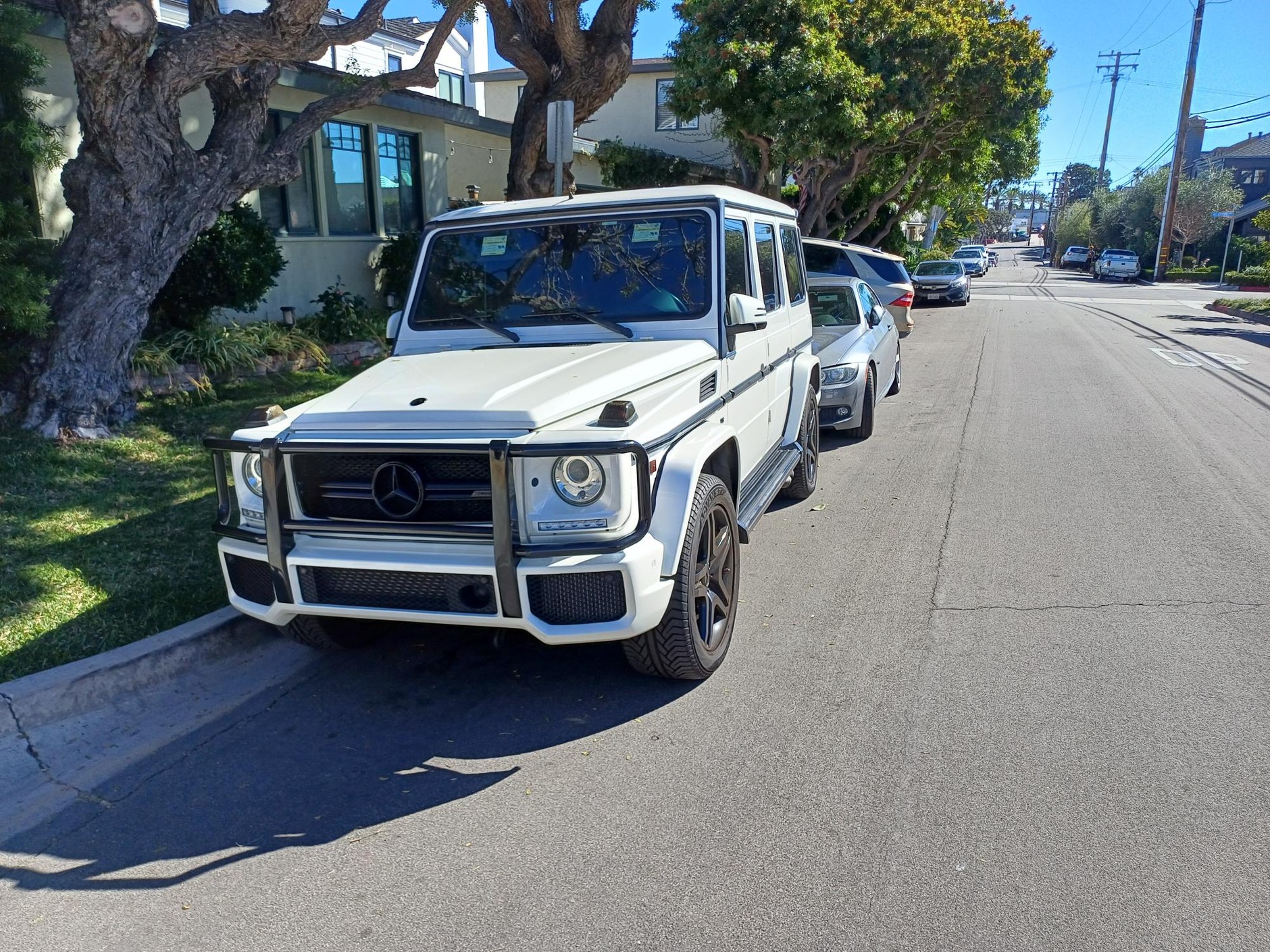 Tesla Cybertruck i inne auta w Kalifornii