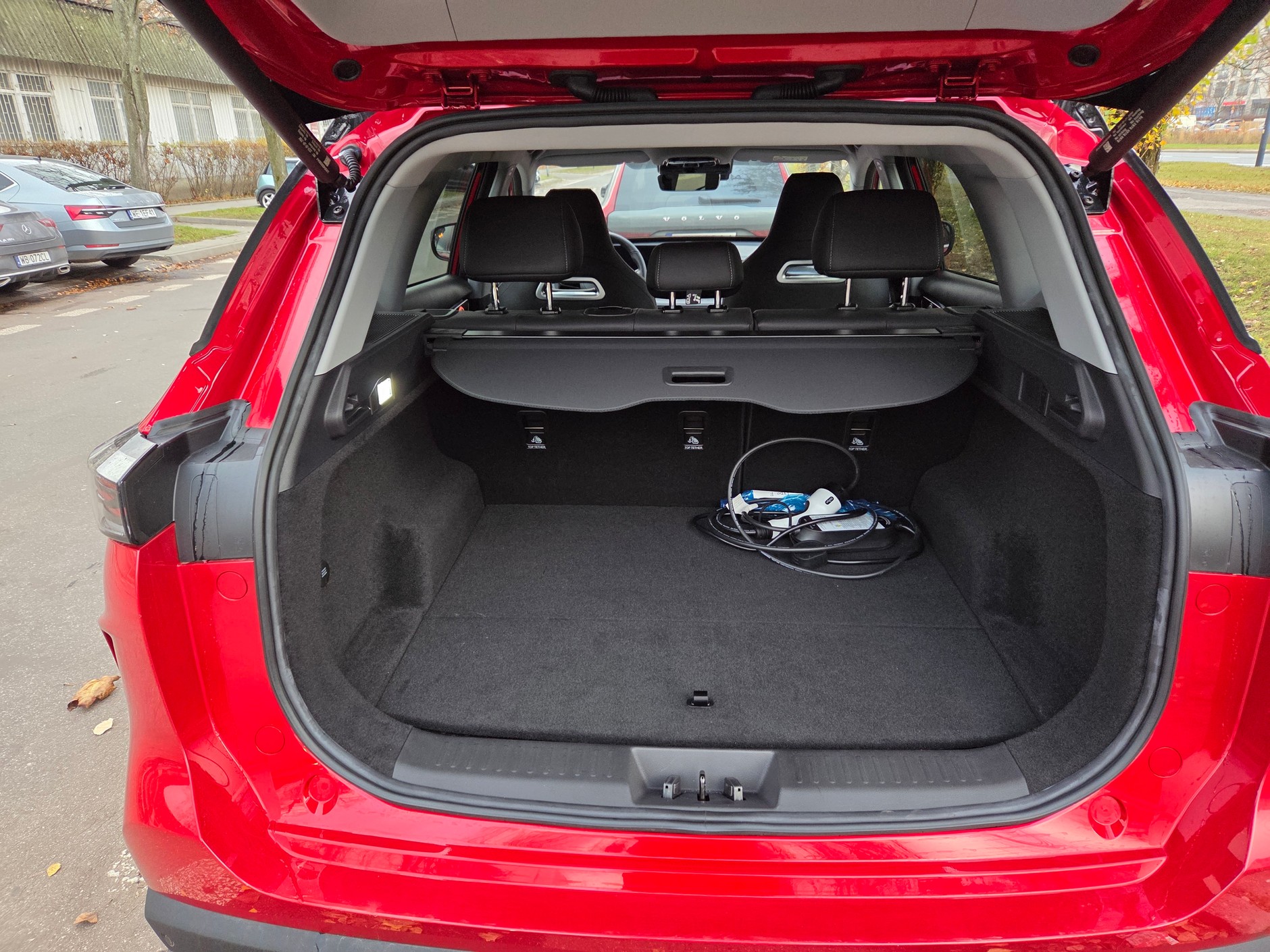 A tak wygląda bagażnik chińskiego SUV-a w hybrydzie PHEV