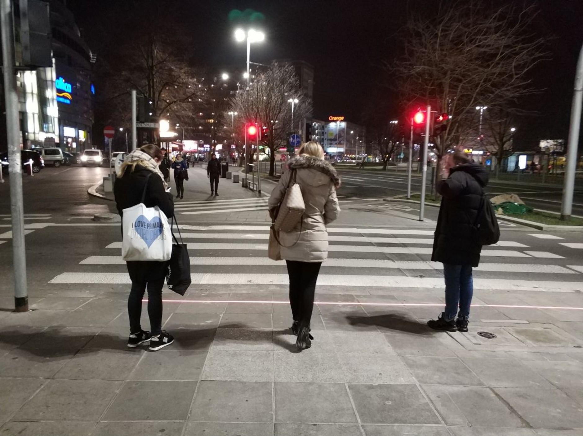 Świetlne listwy montowane na przejściach dla pieszych