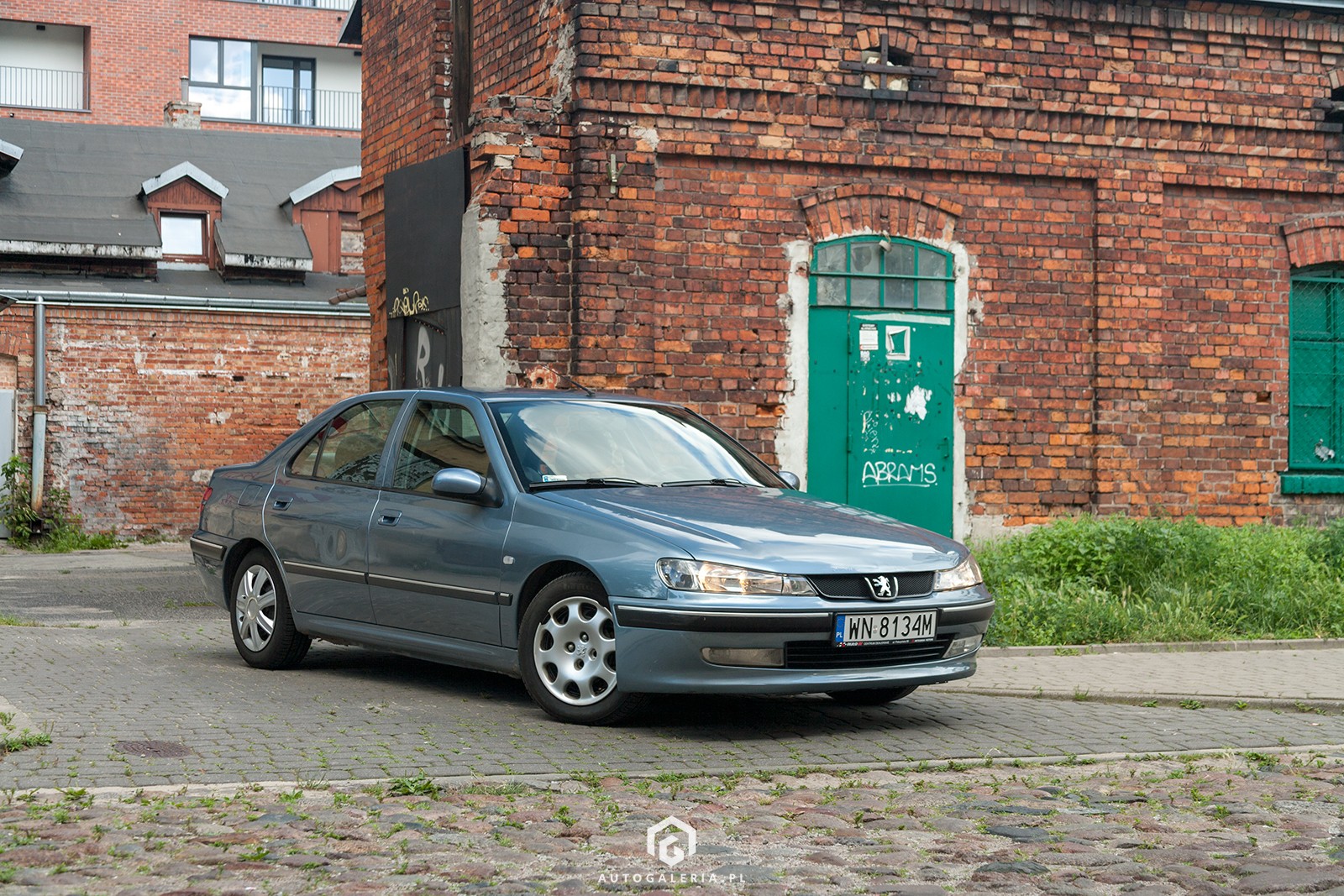 Peugeot 406, w którym wycięto katalizator