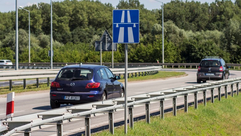 Co można sprawdzić podczas jazdy autostradą?