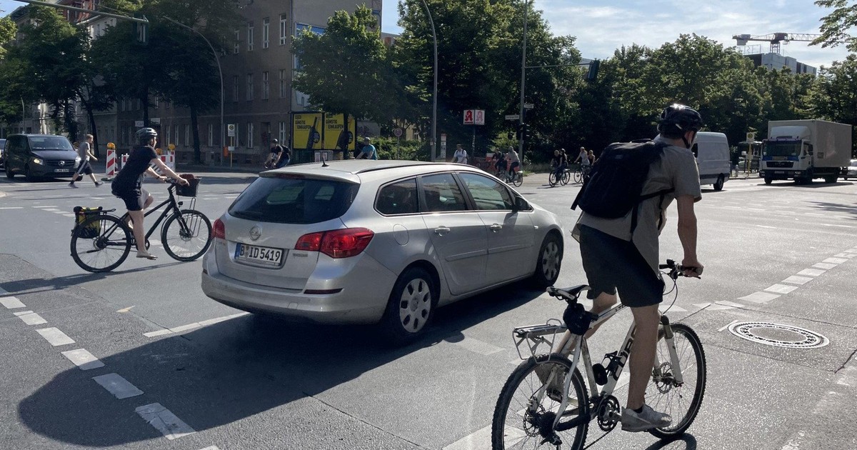 Czy rowerzysta może jechać ulicą, gdy obok jest ścieżka rowerowa?