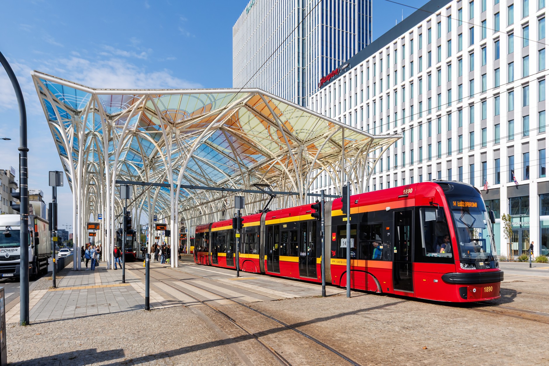 Osoby zdające na prawo jazdy często zapominają o upewnieniu się, czy nie nadjeżdża tramwaj. To duży błąd