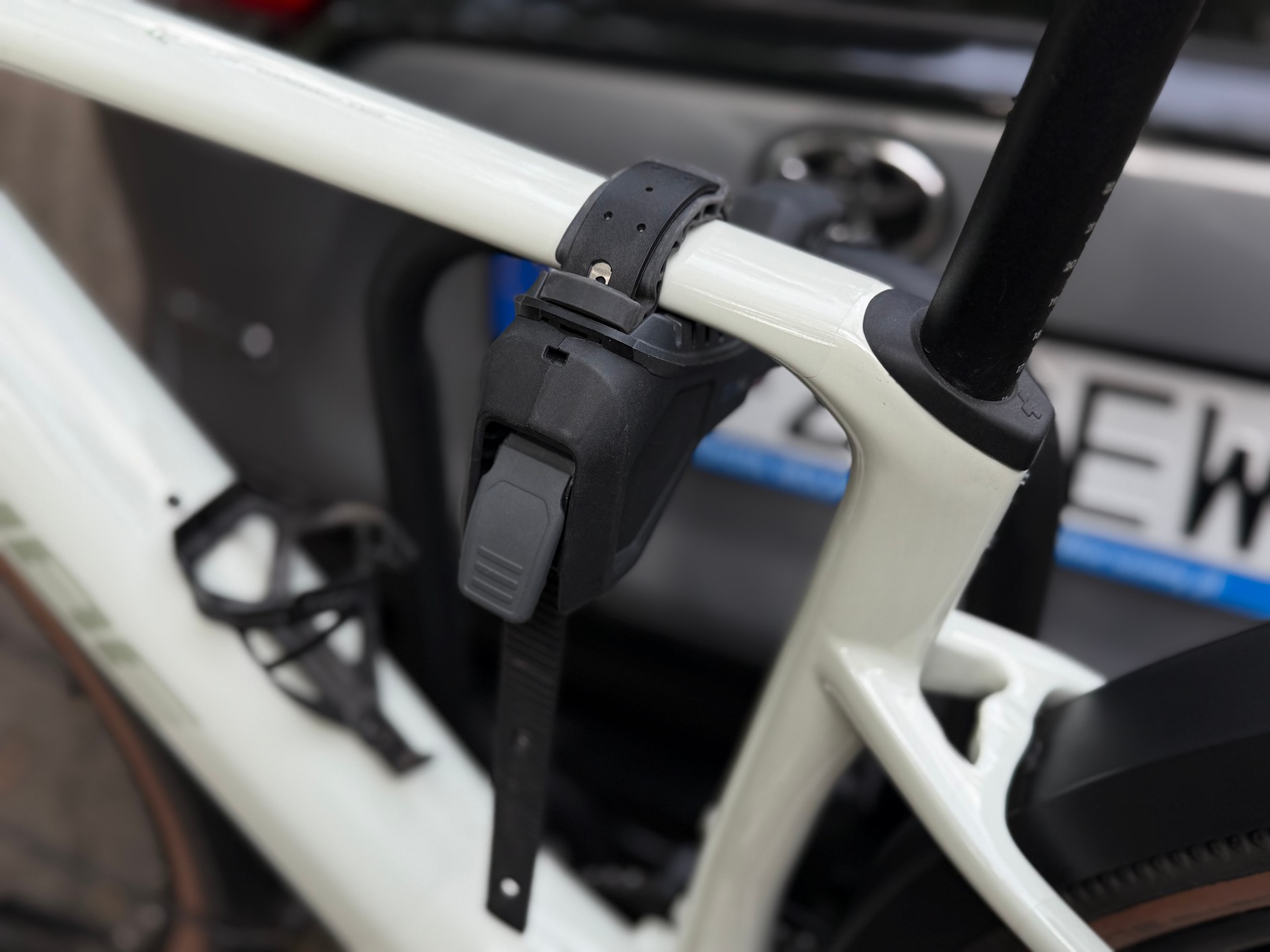 Zamiast szczypiec jest opaska zaciskająca się wokół ramy. Mocowanie przyjazne jest ramom z karbonu