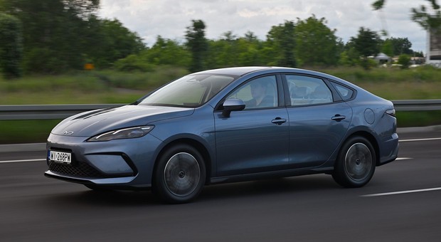 Chińska hybryda z zasięgiem 1050 km i 6-letnią gwarancją. Znam ceny i wyposażenie BYD-a Seal 5 DM-i