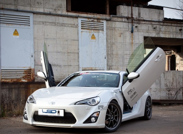 Toyota GT86 z drzwiami LSD w stylu Lambo