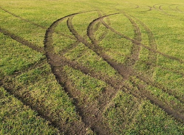 Driftował na boisku piłkarskim, teraz grozi mu 5 lat. Uszkodzenia wyceniono na 20 tys. zł
