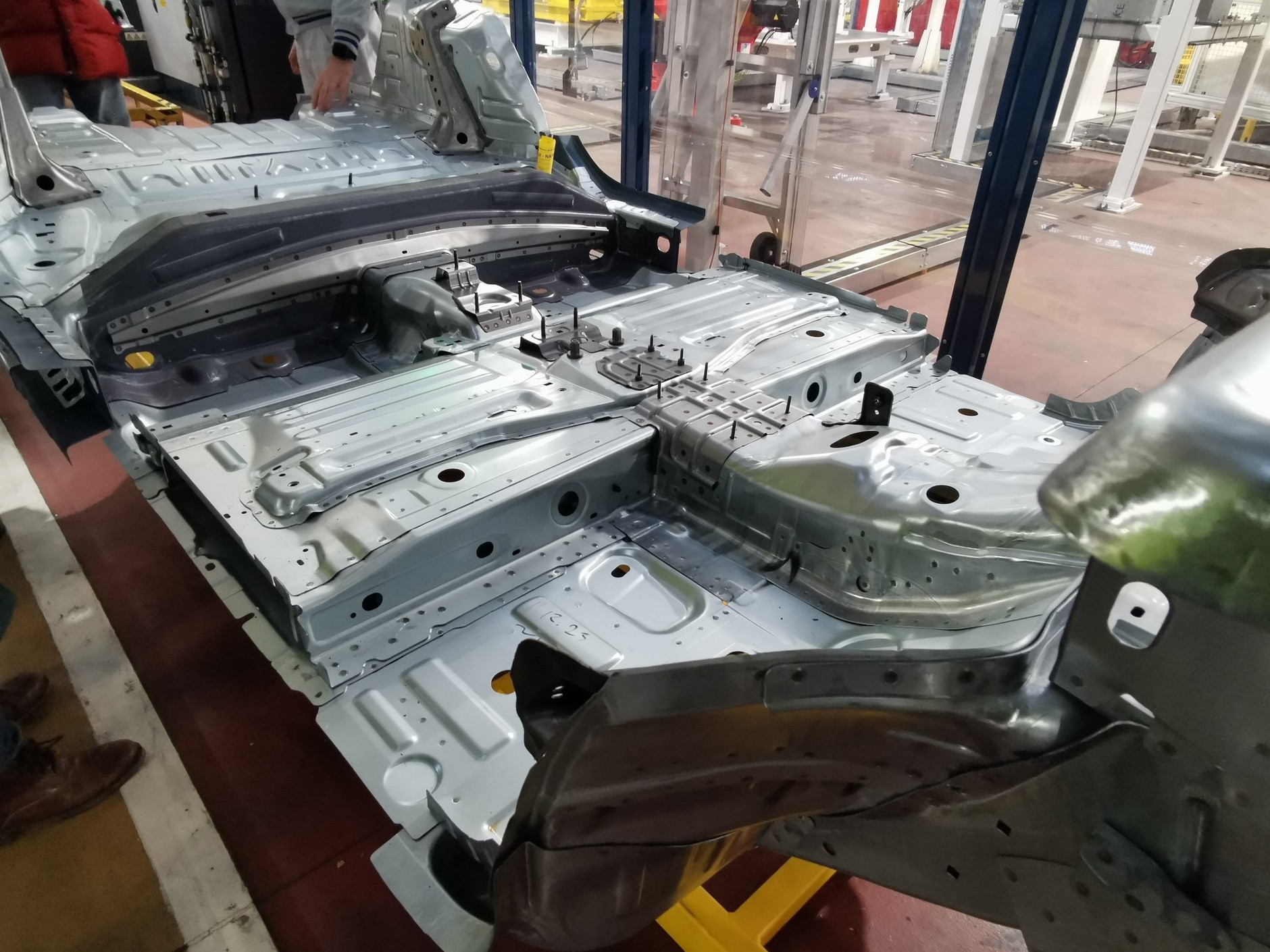 Podwozie – najdroższy element konstrukcyjny samochodu. O ile w przypadku aut dostawczych różnice pomiędzy wersją spalinową a elektryczną są znikome, to w przypadku aut osobowych – znaczne. Drogie jest zarówno wyprodukowanie tak skomplikowanej konstrukcji, jak i jej zaprojektowanie. Oto podwozie samochodu elektrycznego z miejscem na baterię w środkowej części.