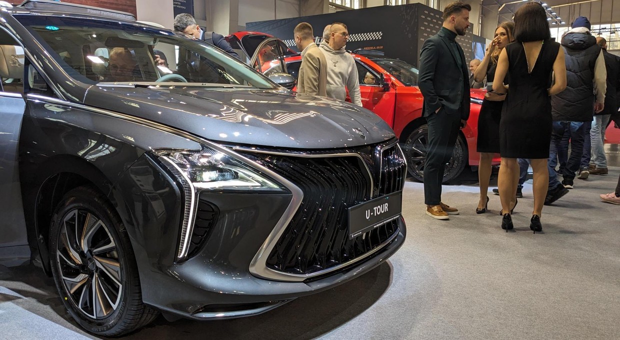 Chiński Forthing U-Tour szokuje ceną. Naprawdę tylko tyle kosztuje prawie 5-metrowy 7-osobowy minivan?